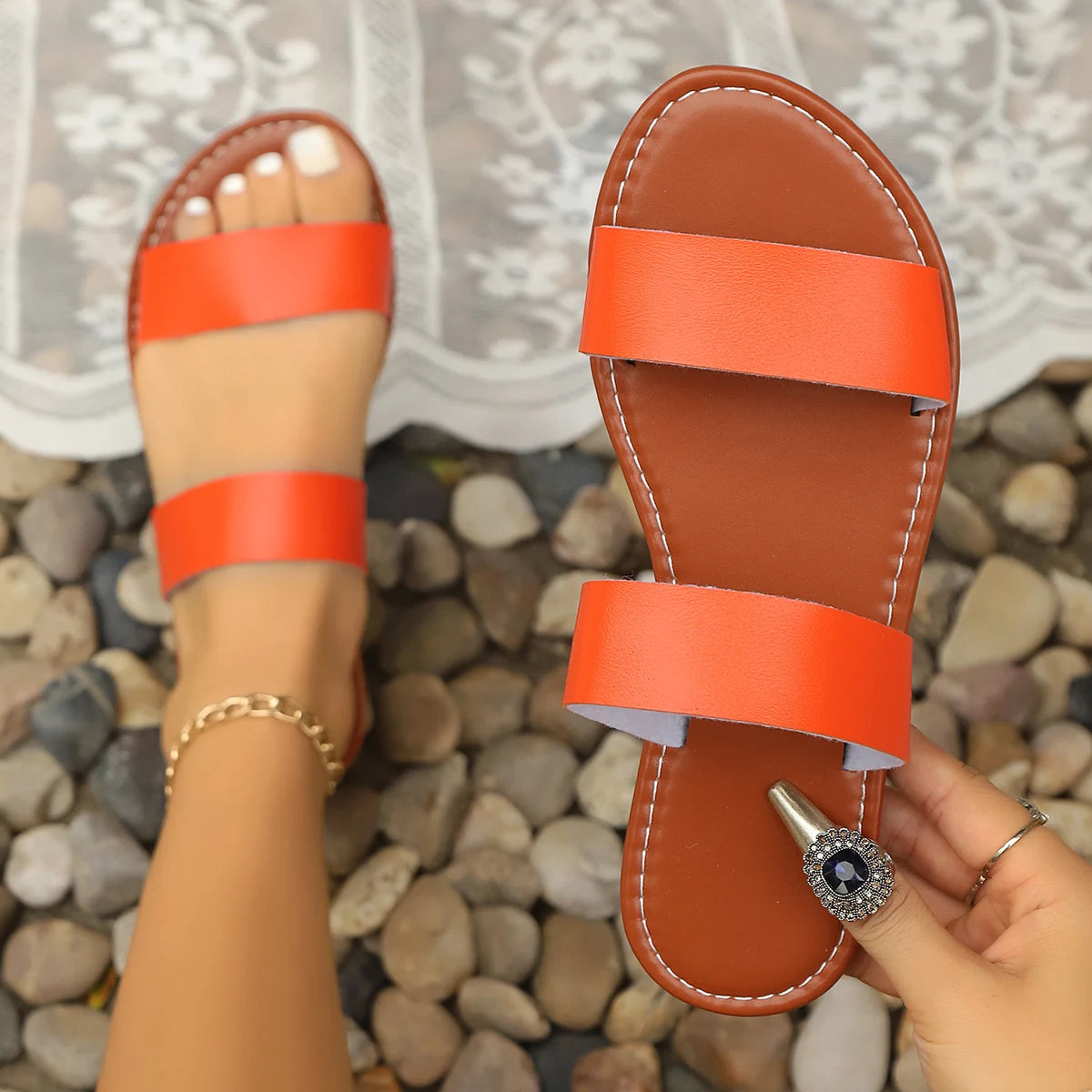 2025 New Fashionable Women's Slippers Solid Color Slides Lightweight Flat Slip on Walking Comfort Beach Slides Women Sandals